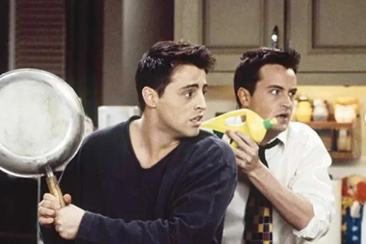 Friends: Matt Leblanc e Matthew Perry em cena (Redes Sociais/Reprodução)