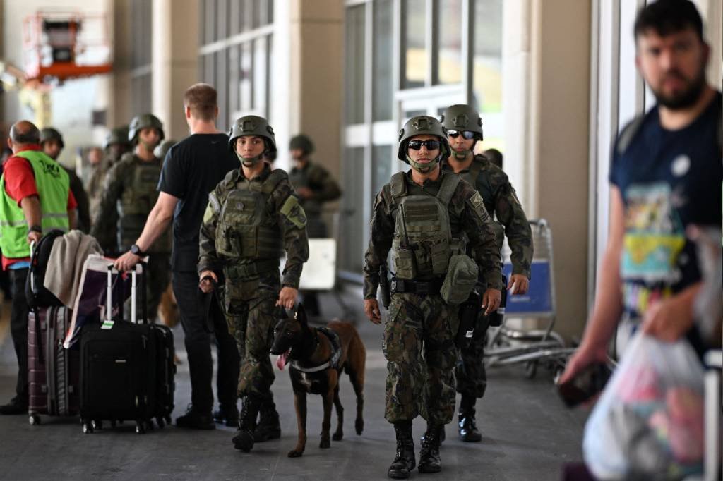 Operação está sendo acompanhada pelo Ministério da Defesa (Mauro Pimentel/Getty Images)