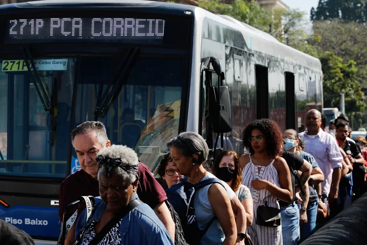 São Paulo (SP), 24/03/2023 - Passageiros embarcam em ônibus na Luz no segundo dia de greve dos metroviários em São Paulo. Foto: Fernando Frazão/Agência Brasil (Fernando Frazão/Agência Brasil)