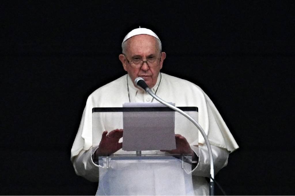 Vaticano diz que transexuais agora podem receber o batismo e apadrinhar