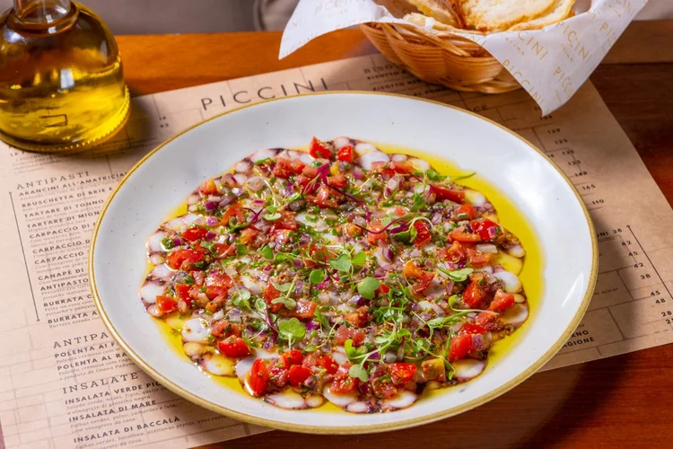 Piccini Cucina: polvo laminado com vinagrete de tomates concassée, mostarda em grão e palmito (R$ 72). (Raul da Mota/Divulgação)