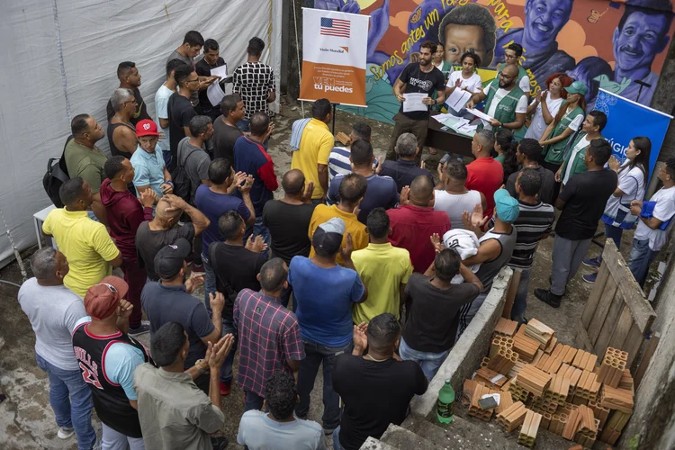 Fernando Rangel (à frente, de camiseta preta) conversa com refugiados venezuelanos em Boa Vista (Renato Stockler/Divulgação)