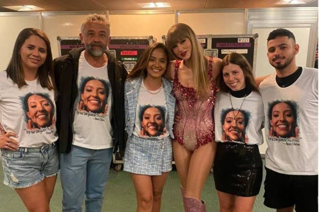 Taylor Swift recebe família de Ana Benevides em camarim em SP