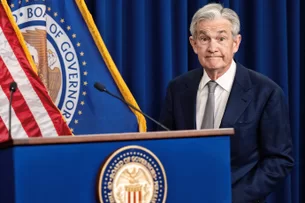É improvável que próxima mudança nos juros seja uma elevação, afirma Powell