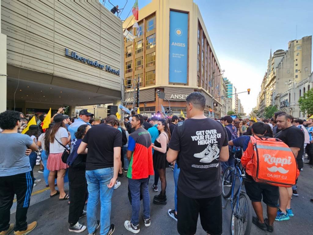 Apoiadores de Javier Milei começam a se concentrar em frente ao Libertador Hotel, bunker do candidato no centro de Buenos Aires. (Luciano Pádua/Exame)