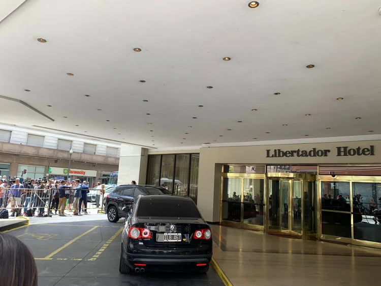 Sede do Libertador Hotel, no centro de Buenos Aires, onde o presidente eleito Javier Milei estava com sua equipe nesta terça-feira, 21 - Crédito: Nathalia Souza/ Reprodução
