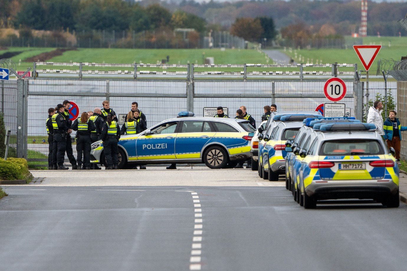 Termina sequestro de menina, refém do pai, no aeroporto de Hamburgo