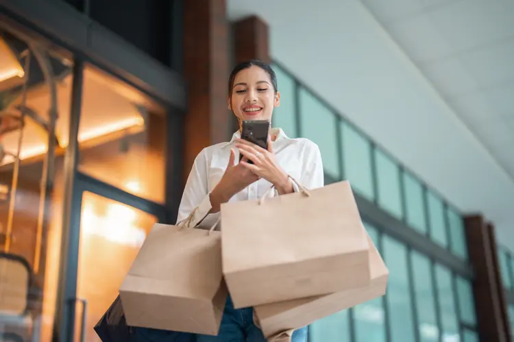 Expectativas para o Black Friday 2023 são positivas. No 3º trimestre de 2023, as buscas relacionadas à data no Google cresceram 114%, se comparado ao mesmo período do ano anterior (	Jackyenjoyphotography/Getty Images)