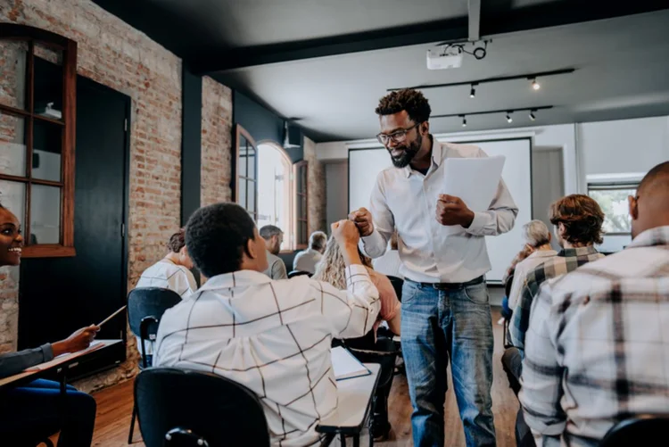 Dinâmicas em grupo se apresentam como uma solução para melhorar o relacionamento e entrosamento entre o time. Saiba mais. (andreswd/iStockphoto)