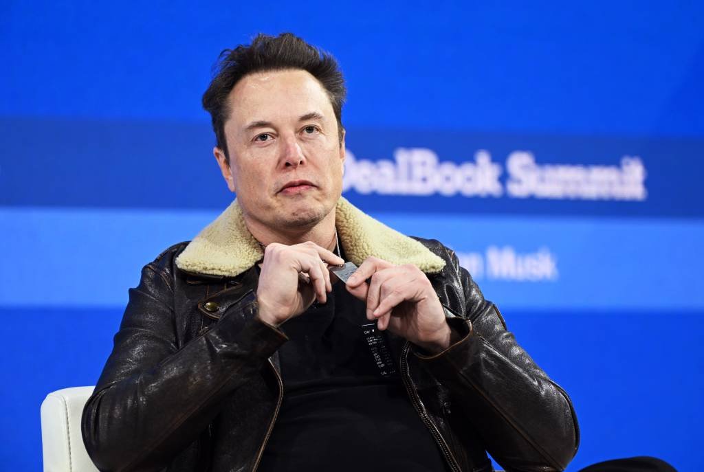 Elon Musk: proprietário do X (antigo Twitter) durante o DealBook Summit (Getty Images)