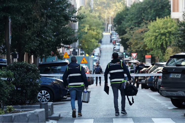 Peritos chegam ao local onde Alejo Vidal-Quadras foi baleado, em 9 de novembro de 2023, em uma rua de Madri (Agence France-Presse/AFP)