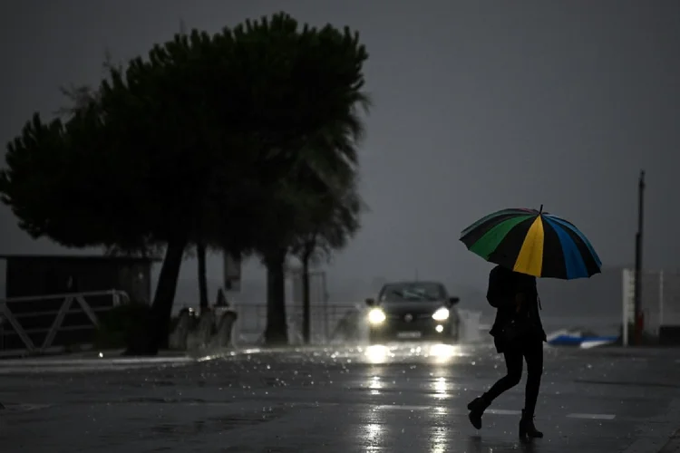 Chuva na cidade francesa de Arcachon antes da chegada da tempestade Ciaran (Agence France-Presse/AFP)