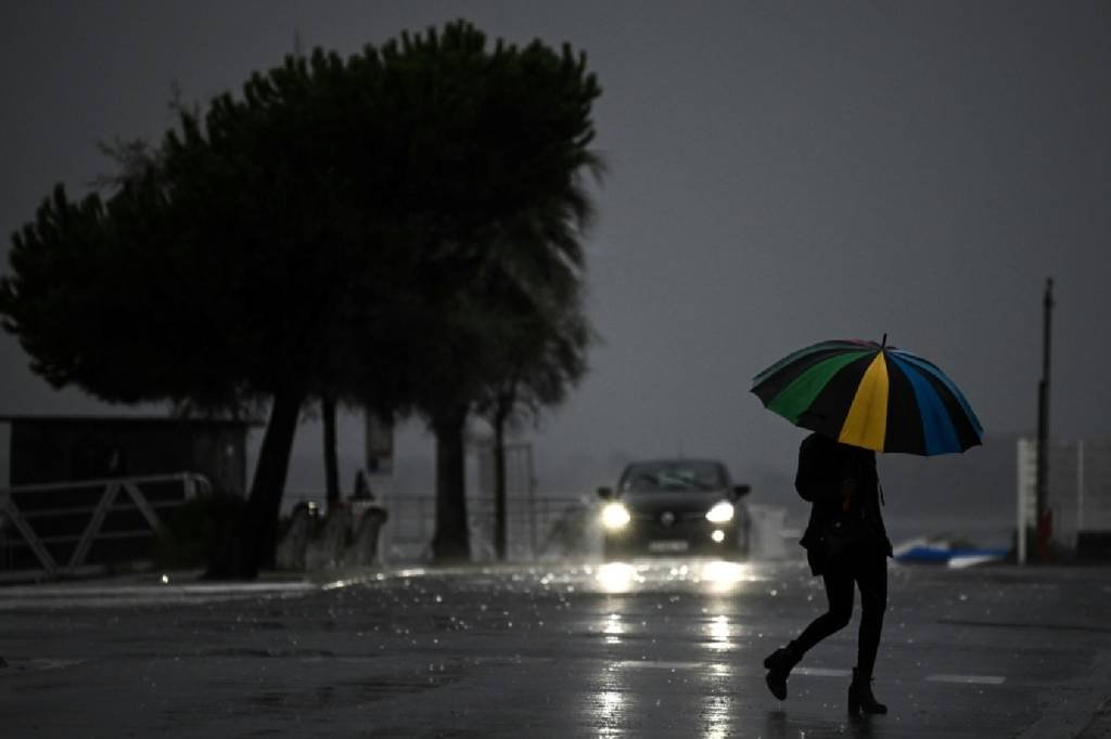 Tempestade deixa oeste da Europa em alerta