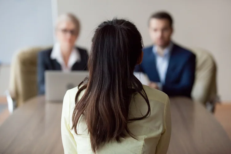 Incluir exemplos concretos de como você lidou com críticas no passado fortalece sua resposta (izkes/iStockphoto)