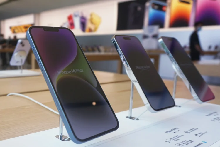 Apple aposta em design inovador para revitalizar o mercado de smartphones, com modelos ultrafinos e dobráveis previstos para 2026. (Costfoto/Getty Images)