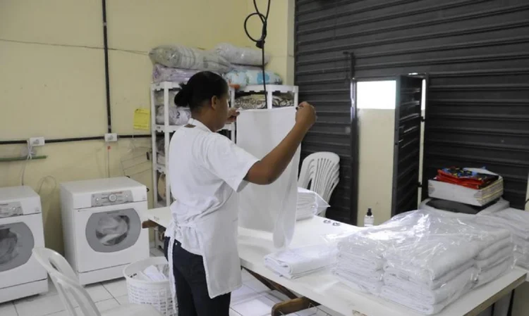 O edital exige que as cidades e estados que se candidatem a receber os recursos das lavanderias públicas tenham em sua estrutura administrativa um “Organismo de Política para Mulheres” (Rogério Bonfim/ Prefeitura de Santos/Reprodução)