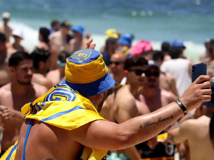 Libertadores 2023: torcedores do Boca Juniors se reúnem na Praia de Copacabana (Tânia Rêgo/Agência Brasil)