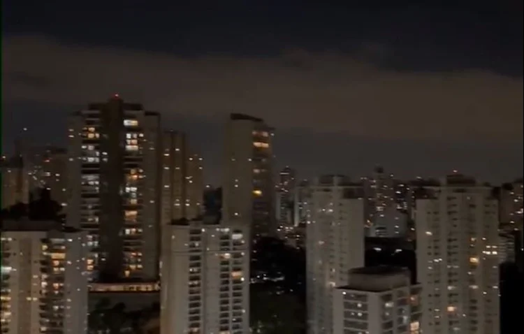 "Final de Copa do Mundo? Não, é só a energia elétrica de volta ao bairro 53h13 depois! Surreal! (Redes Sociais/Reprodução)