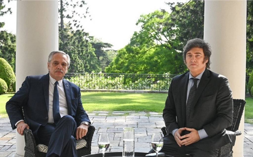 Alberto Fernández, e Javier Milei, durante primeira reunião de transição (Governo da Argentina/Reprodução)