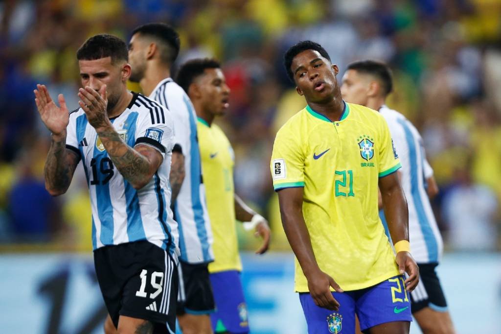 Brasil perde para a Argentina, no Maracanã, em jogo marcado por