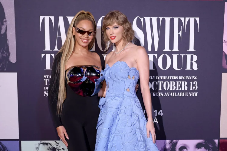 Taylor Swift ao lado de Beyoncè em evento do filme "The Eras Tour" (John Shearer /Getty Images)