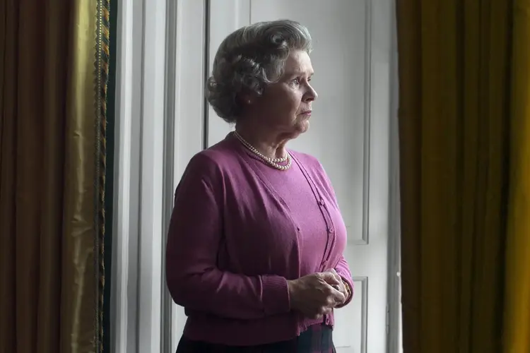 The Crown: Imelda Staunton interpreta a rainha Elizabeth II nas temporadas finais da série (Netflix/Divulgação)