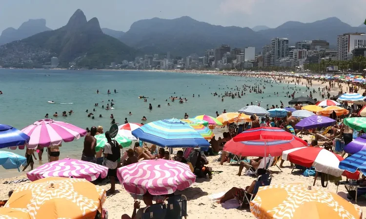 A onda de calor fez com que a maior temperatura do ano fosse anotada no último domingo, que teve 42,5 °C às 13h50 (Tânia Rego/Agência Brasil)