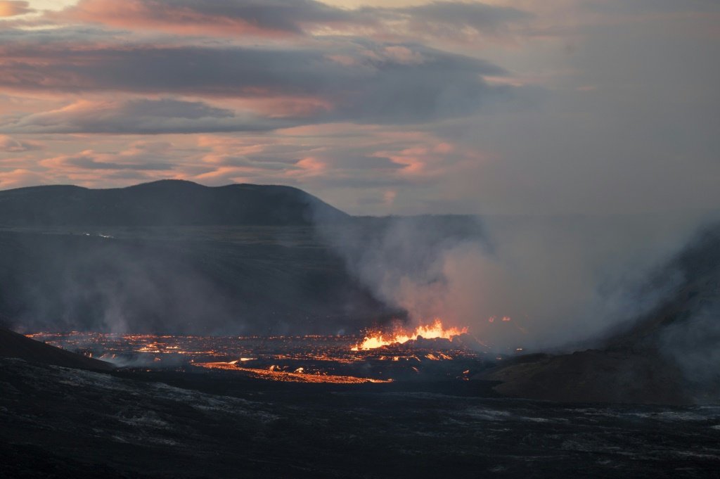 Islândia evacua cidade de 3.400 habitantes após terremotos e risco de erupção