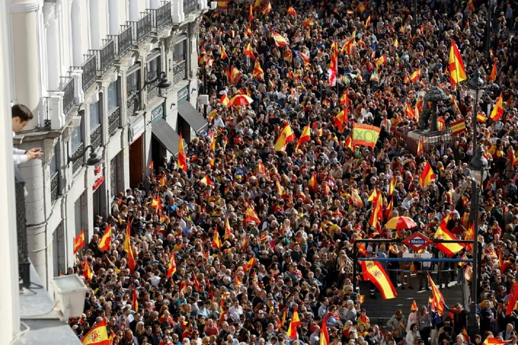 Espanha: na capital, cerca de 80.000 manifestantes, segundo a delegação do governo, formaram um mar de bandeiras espanholas na central Plaza de la Puerta (AFP/AFP)