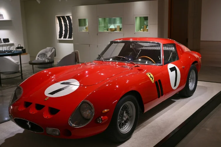 Ferrari 250 GTO: Propriedade de um colecionador americano há 38 anos, o exemplar deste lendário veículo esportivo italiano superou a venda por US$ 48 milhões (R$ 236 milhões) (AFP/AFP)