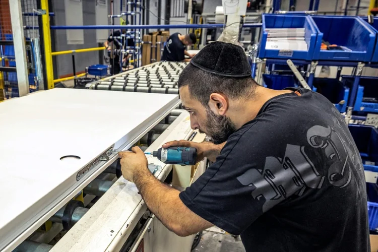 Israel: Alguns setores foram mais prejudicados do que outros, como o da construção civil (AFP/AFP)
