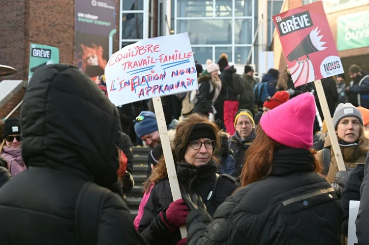 Canadá: entre a multidão, bastante agasalhada por conta do inverno que se aproxima, muitos portavam bandeiras sindicais e cartazes feitos em casa (AFP/AFP)