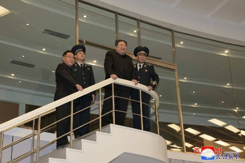 Coreia do Norte reforça armamento na fronteira com o Sul após lançamento de satélite