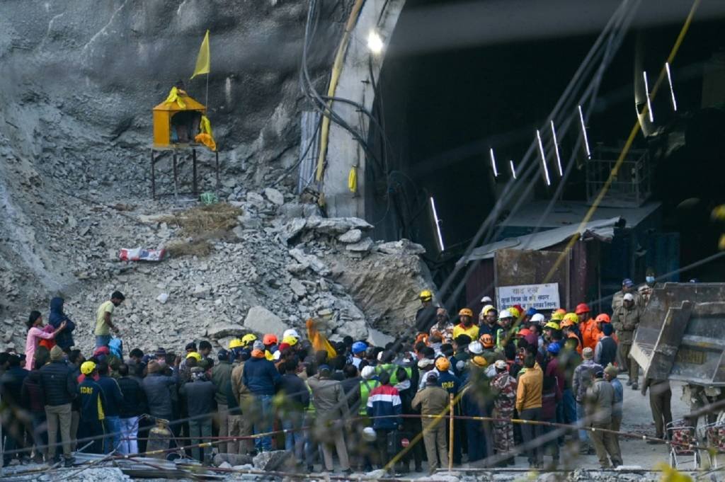 Trabalhadores presos em túnel na Índia: resgate chega a 14 metros dos desaparecidos