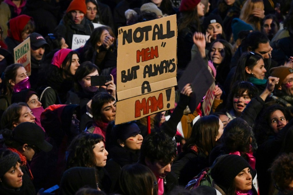 Manifestação em Roma contra a violência contra as mulheres. (AFP/AFP Photo)