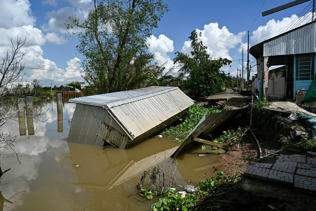 A casa de Le Thi Hong Maib que desabou no rio Hau devido à erosão das margens, em 26 de outubro de 2023 em Can Tho, Vietnã (AFP/AFP Photo)