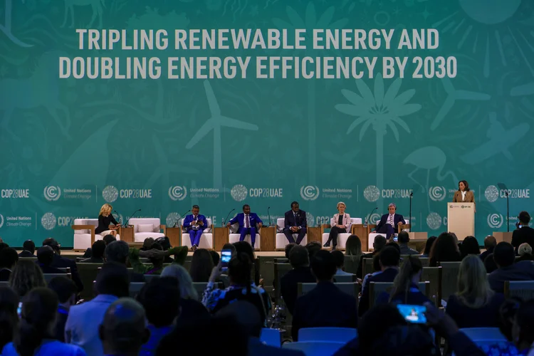 COP28: observadores ainda esperam por anúncios mais realistas (Photo by KARIM SAHIB / AFP)