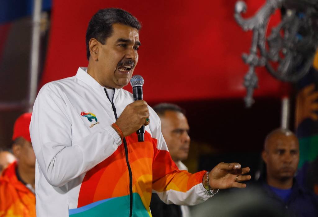Maduro pede voto de indecisos enquanto rival promete 'não perseguir ninguém' se for eleito