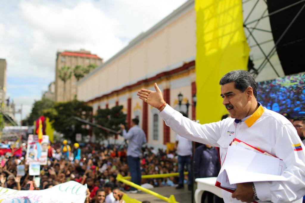 A menos de um mês das eleições presidenciais, Maduro diz que Venezuela decidirá "guerra ou paz"