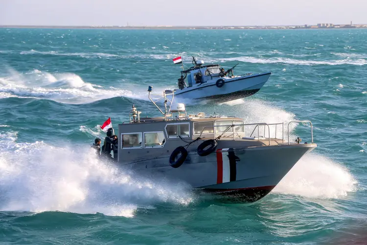 Guarda-costeira do Iêmen, ligada ao governo do país, durante patrulha no Mar Vermelho (Khaled Ziad/AFP)