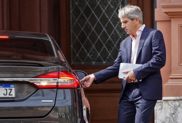 Luis Caputo, ministro da Economia da Argentina, ao deixar a Casa Rosada (Telam/AFP)