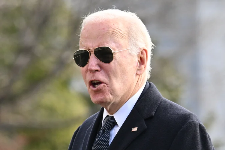 Biden: A meta oficial é atingir 500 mil carregadores até 2026 (Mandel Ngan/AFP)