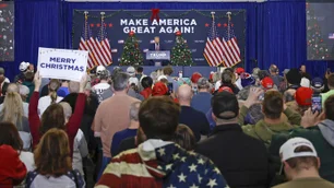 Imagem referente à matéria: Eleitores de Trump adotam visual com orelhas enfaixadas em convenção republicana