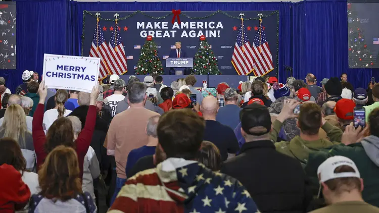 Eleitores republicanos acompanham comício de Donald Trump em Iowa, em dezembro (AFP)