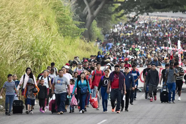 Caravana de imigrantes rumo aos EUA, ao passar em Tapachula, no México, em 24 de dezembro (AFP)