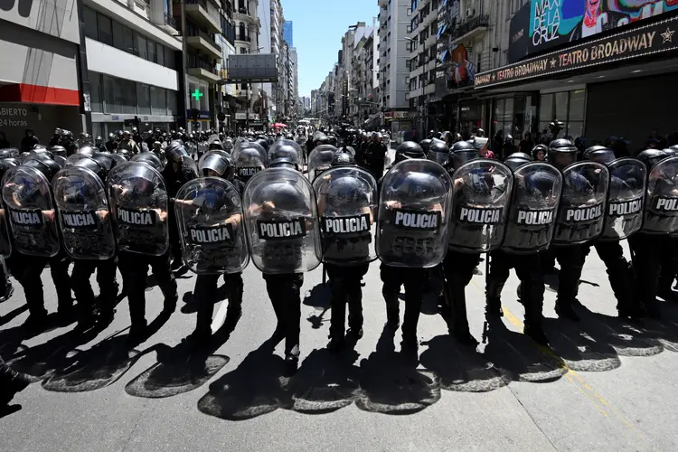 Policiais montam barreira durante protesto contra medidas de Milei em Buenos Aires, nesta quarta, 27 (Luis Robayo/AFP)