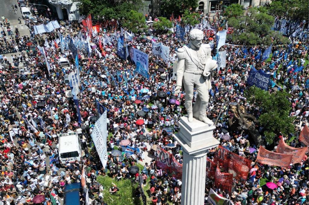 Argentinos vão às ruas contra 'decretaço' de Milei e sindicato tenta barrar medida com ação judicial