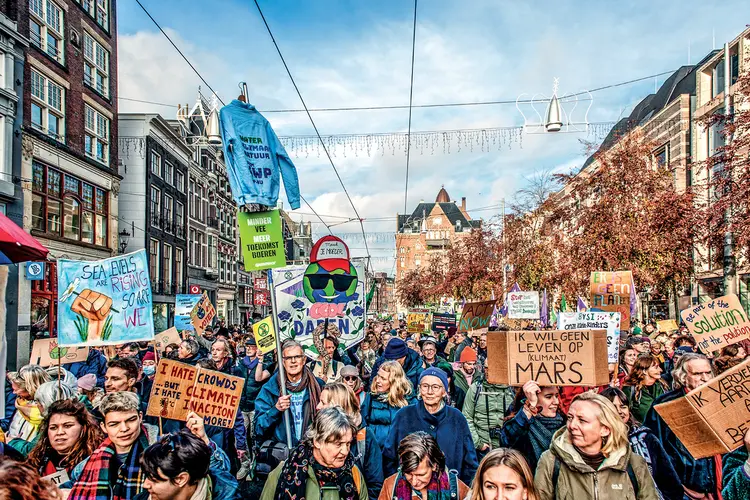 Protesto em Amsterdã, no último dia 22 de novembro: exigência para que o governo tome medidas para enfrentar a crise climática (SOPA Images/Getty Images)