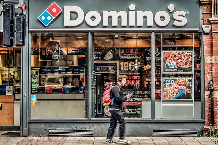 Domino's quer fidelizar os clientes adiantando os pedidos com IA. (Matt Cardy/Getty Images)