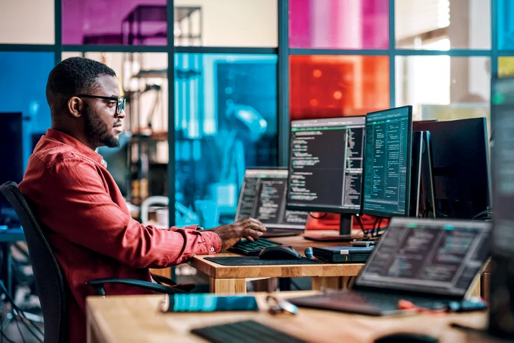 A mudança tecnológica não eliminou a necessidade de trabalhadores humanos no passado, e movimento semelhante é previsto com a IA (Gorodenkoff/Getty Images)